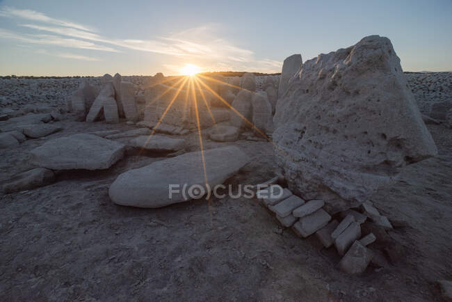 Dolmen von Guadalperal mit antiken megalithischen Monumenten auf trockenem Land unter glühender Sonne in der Dämmerung in Caceres Spanien — Stockfoto