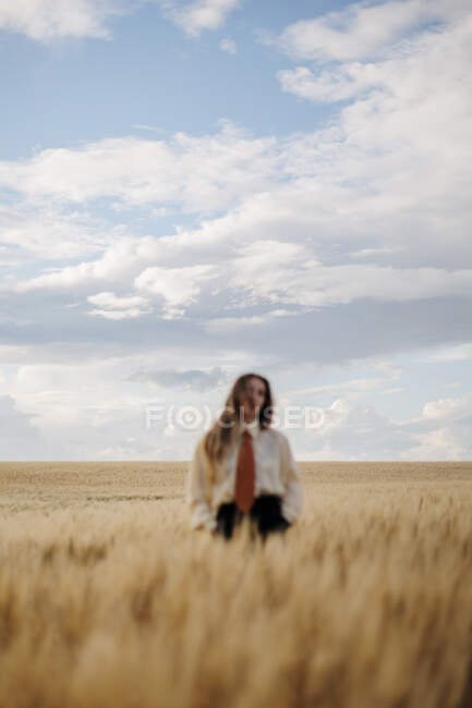 Размытые молодые внимательные женщины в формальной одежде с галстуком среди шипов в сельской местности — стоковое фото
