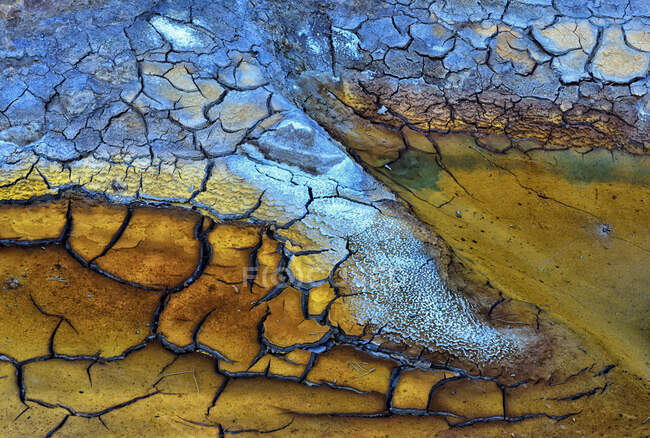 Абстрактная текстура треснувшей грязи с удивительными цветами и формациями — стоковое фото