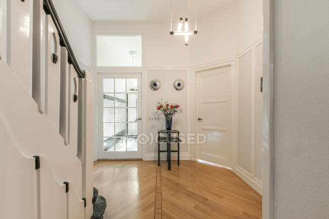 Interior de amplio pasillo con escalera en casa contemporánea diseñado en estilo minimalista - foto de stock
