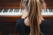 Bambina che suona il pianoforte — Foto stock
