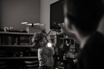 Adorable petit garçon tenant lampe de poche — Photo de stock