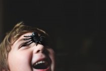 Menino brincando com brinquedo de aranha — Fotografia de Stock
