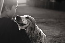 Adorable petit garçon et chien mignon — Photo de stock