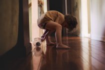 Kleiner Junge spielt mit Hamster im Ball — Stockfoto