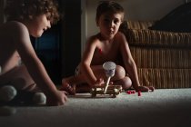 Niedlichen kleinen Jungen spielen — Stockfoto