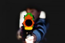 Барвисті іграшковий пістолет — стокове фото