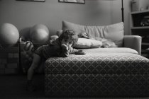 Entzückender kleiner Junge im Schlafzimmer — Stockfoto