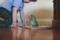 Mignon petit garçon lecture livre — Photo de stock