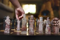 Mão jogando xadrez de mármore — Fotografia de Stock