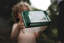 Маленький мальчик держит коробку для насекомых — стоковое фото