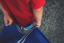 Маленький мальчик держит синюю ткань — стоковое фото
