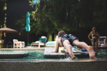 Mignon petit garçon dans piscine — Photo de stock