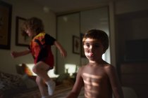 Kleine Brüder spielen im Schlafzimmer — Stockfoto