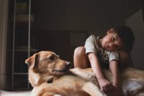 Liebenswerter kleiner Junge umarmt Hund — Stockfoto