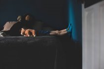 Хлопчик лежить у ліжку — стокове фото