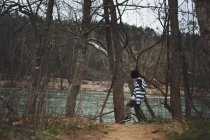 Petit garçon marchant dans les bois — Photo de stock