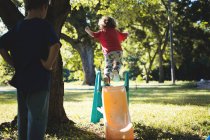 Kleine Jungen spielen im Hinterhof — Stockfoto