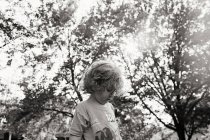 Хлопчик проти дерев — стокове фото