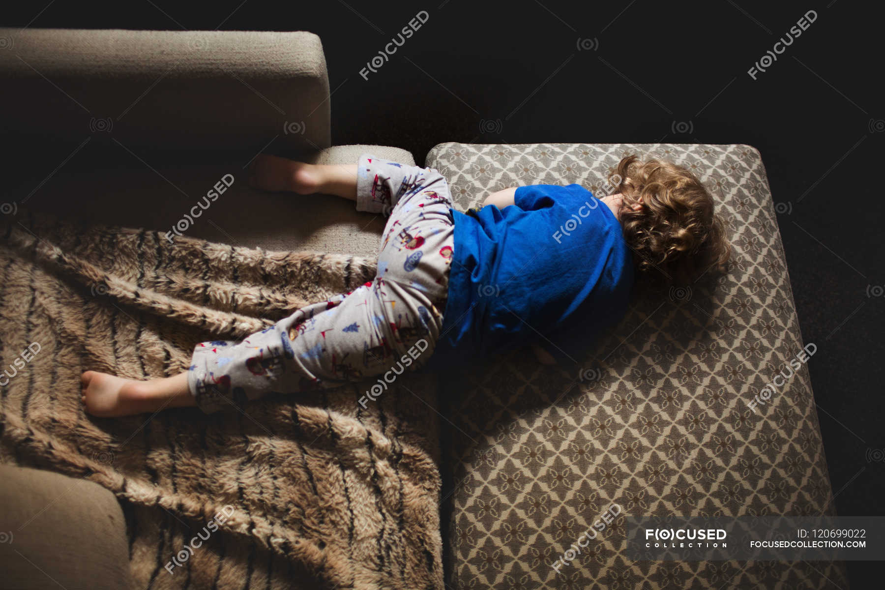 ребенок спит на диване