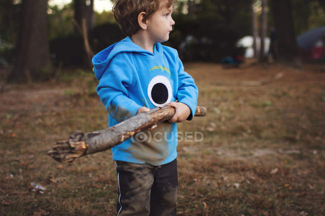 Menino bonito na floresta — Fotografia de Stock