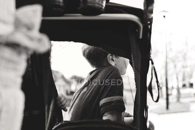 Хлопчик сидить у дитячій колясці — стокове фото