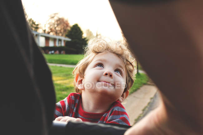 Adorable petit garçon souriant — Photo de stock