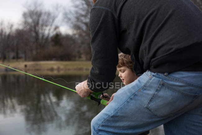 Lindo niño pescando con padre - foto de stock