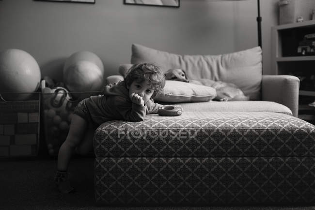 Чарівний маленький хлопчик у спальні — стокове фото