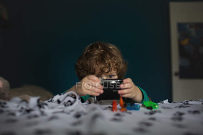 Lindo niño jugando con la cámara - foto de stock