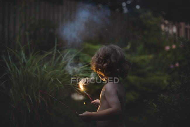 Entzückender kleiner Junge mit Wunderkerzen — Stockfoto
