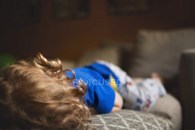 Niedlicher kleiner Junge schläft — Stockfoto