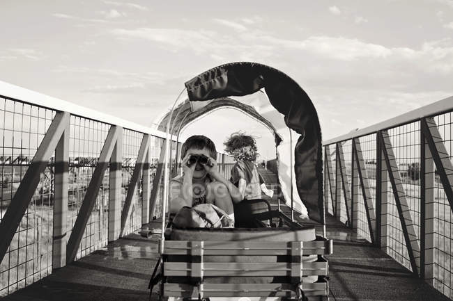 Мальчики веселятся в тележке — стоковое фото