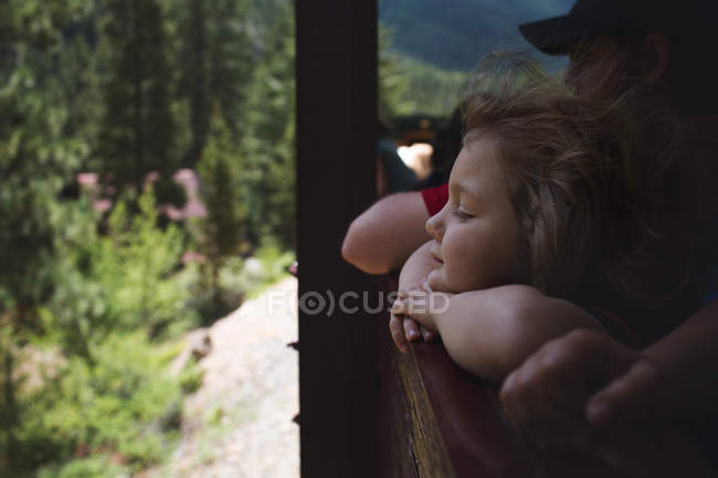 Niño mirando el paisaje de montaña - foto de stock