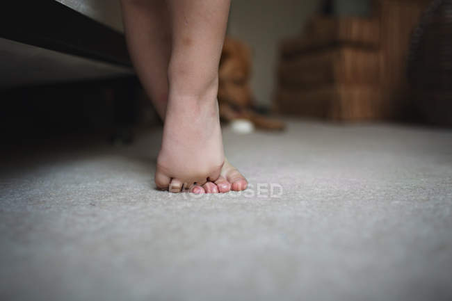 Ноги маленький хлопчик стоїть на килим — стокове фото