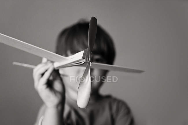 Petit garçon jouant avec un avion jouet — Photo de stock