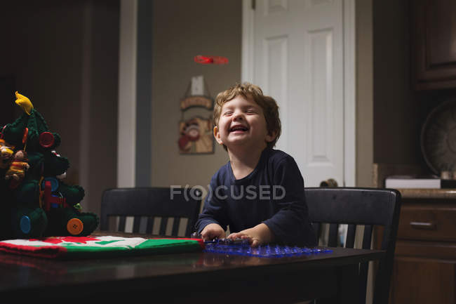 Маленький хлопчик сміється — стокове фото