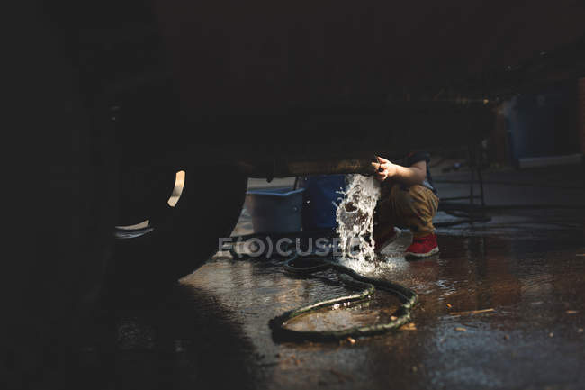 Маленький хлопчик миє машину — стокове фото