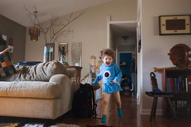 Маленький хлопчик біжить крізь кімнату — стокове фото