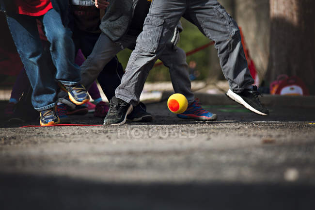 Jungen spielen mit Ball auf der Straße — Stockfoto