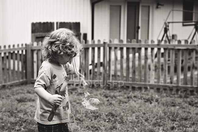 Милый маленький мальчик с мыльными пузырями — стоковое фото