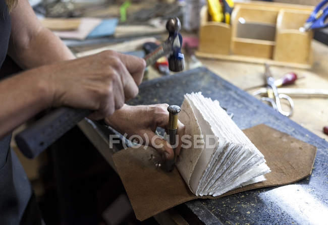 Bookbinder martillos hardware a la parte posterior del libro personalizado . - foto de stock