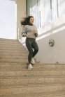 Молода жінка в спортивному одязі тренується на вулиці — стокове фото