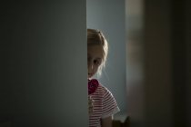 Mädchen isst bunten Lutscher zu Hause, selektiver Fokus — Stockfoto