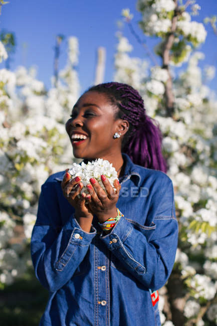 Африканская женщина наслаждается весной — стоковое фото