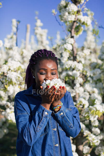 Mulher africana desfrutando primavera — Fotografia de Stock