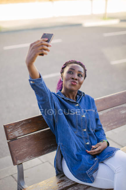 Donna africana prendendo selfie — Foto stock
