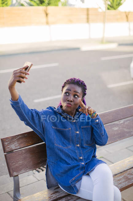 Mulher africana a tomar selfie — Fotografia de Stock