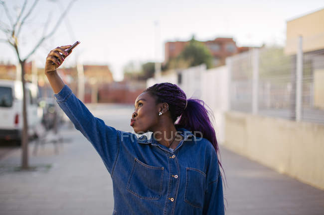 Mujer africana tomando selfie - foto de stock