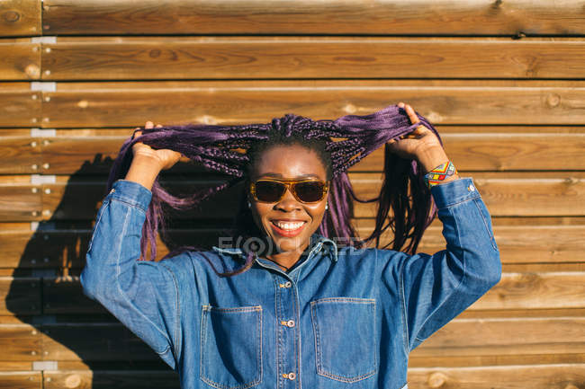 Mujer africana sonriente - foto de stock